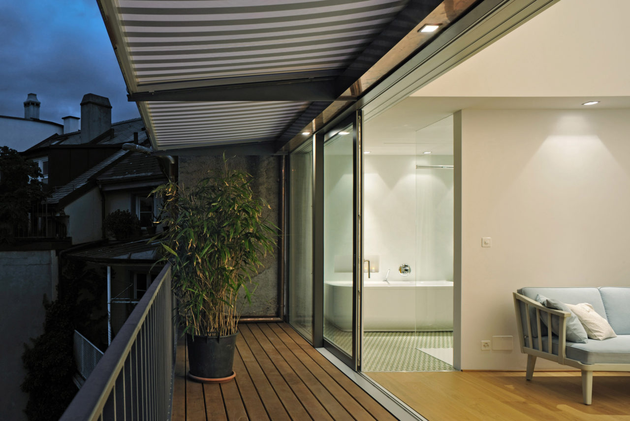 Neue Terrasse im Dachgeschoss nach Umbau und Ausbau von Architekturbüro Forsberg in Basel