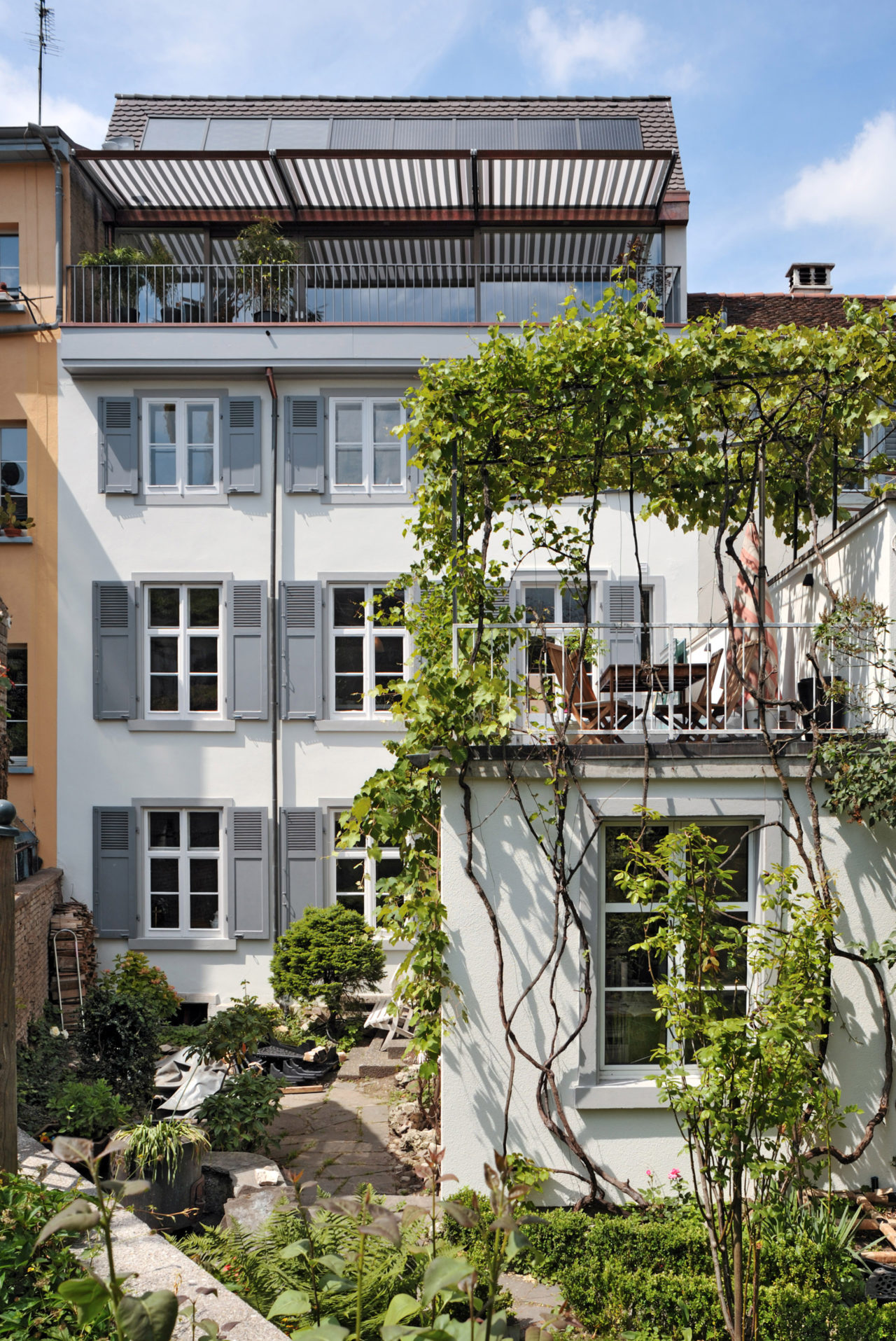 Hofansicht nach Umbau und Ausbau von Architekturbüro Forsberg in Basel