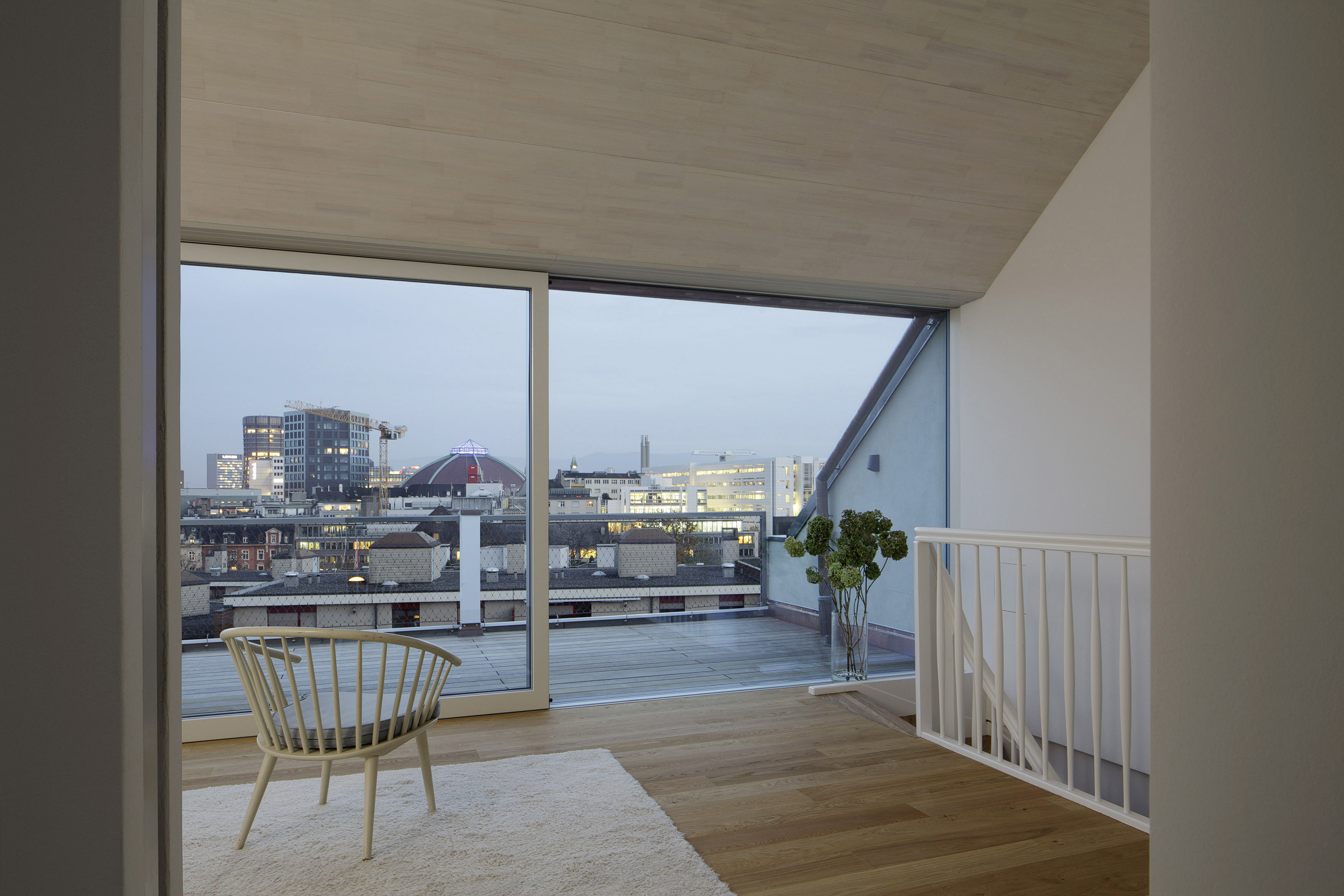 Wohnraum mit Terrasse im Dachgeschoss nach Umbau und Ausbau (Dachausbau)von Architekturbüro Forsberg in Basel